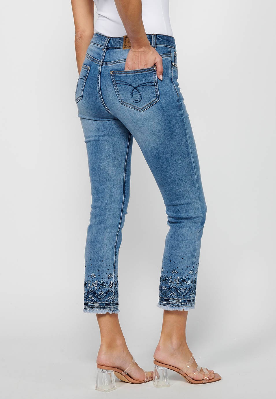 Pantalon long en jean avec détails brodés avec fermeture sur le devant avec fermeture éclair et bouton en Bleu pour Femme 4