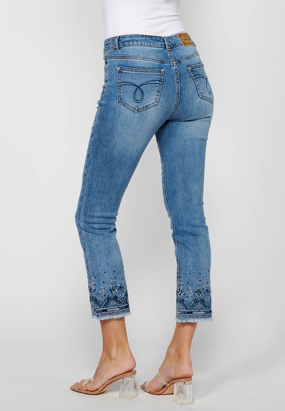 Lange Jeanshose mit gestickten Details und Frontverschluss mit Reißverschluss und Knopf in Blau für Damen 10