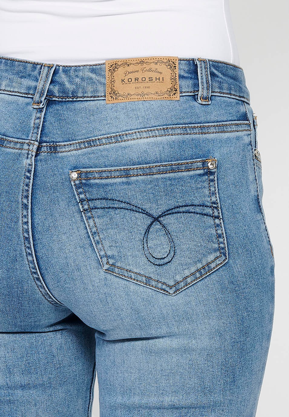 Pantalón largo denim con detalles bordados con cierre delantero con cremallera y botón de color azul para mujer | Moda Actual 7