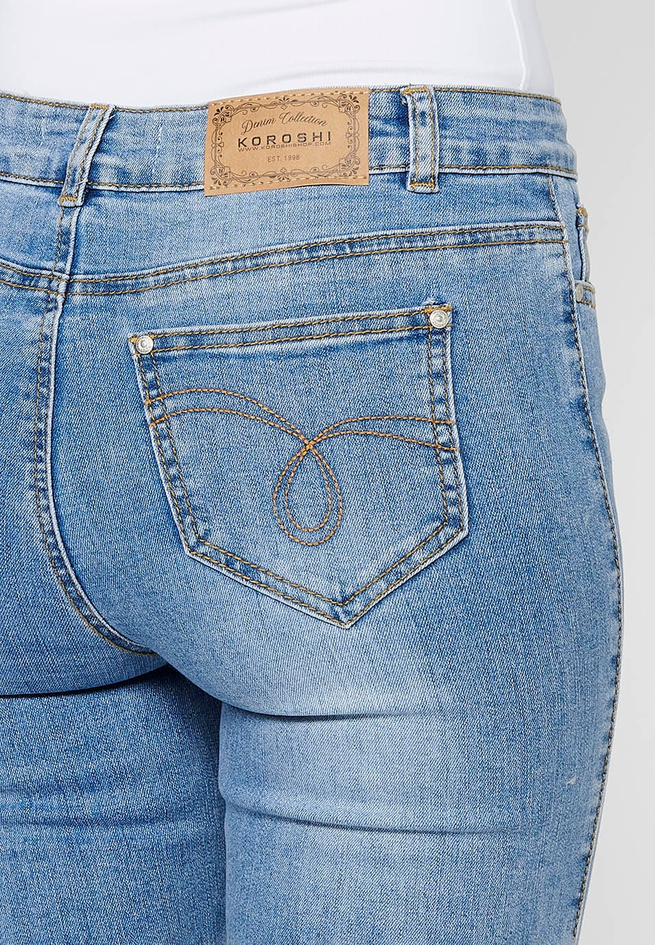 Pantalon long slim avec fermeture éclair sur le devant et fermeture boutonnée avec détails brodés en Bleu pour Femme 9