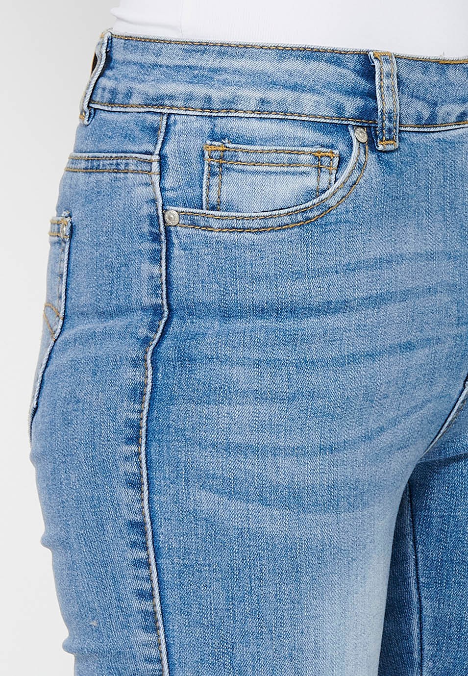 Pantalon long slim avec fermeture éclair sur le devant et fermeture boutonnée avec détails brodés en Bleu pour Femme 8