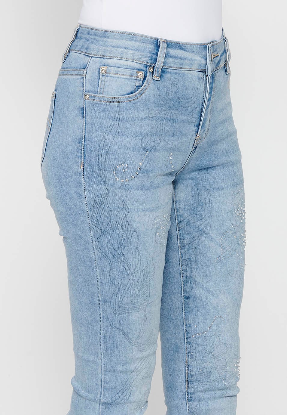 Lange, schmale Jeanshose mit floralen Details und Frontverschluss mit Reißverschluss und Knopf in Hellblau für Damen 7