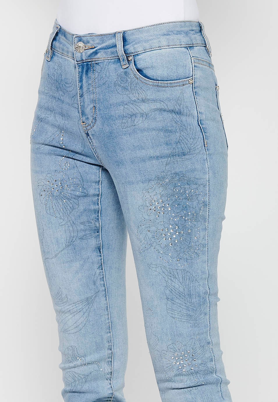 Lange, schmale Jeanshose mit floralen Details und Frontverschluss mit Reißverschluss und Knopf in Hellblau für Damen 9