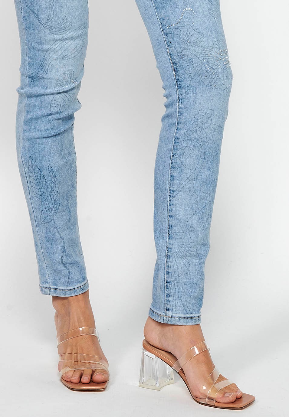 Lange, schmale Jeanshose mit floralen Details und Frontverschluss mit Reißverschluss und Knopf in Hellblau für Damen 1