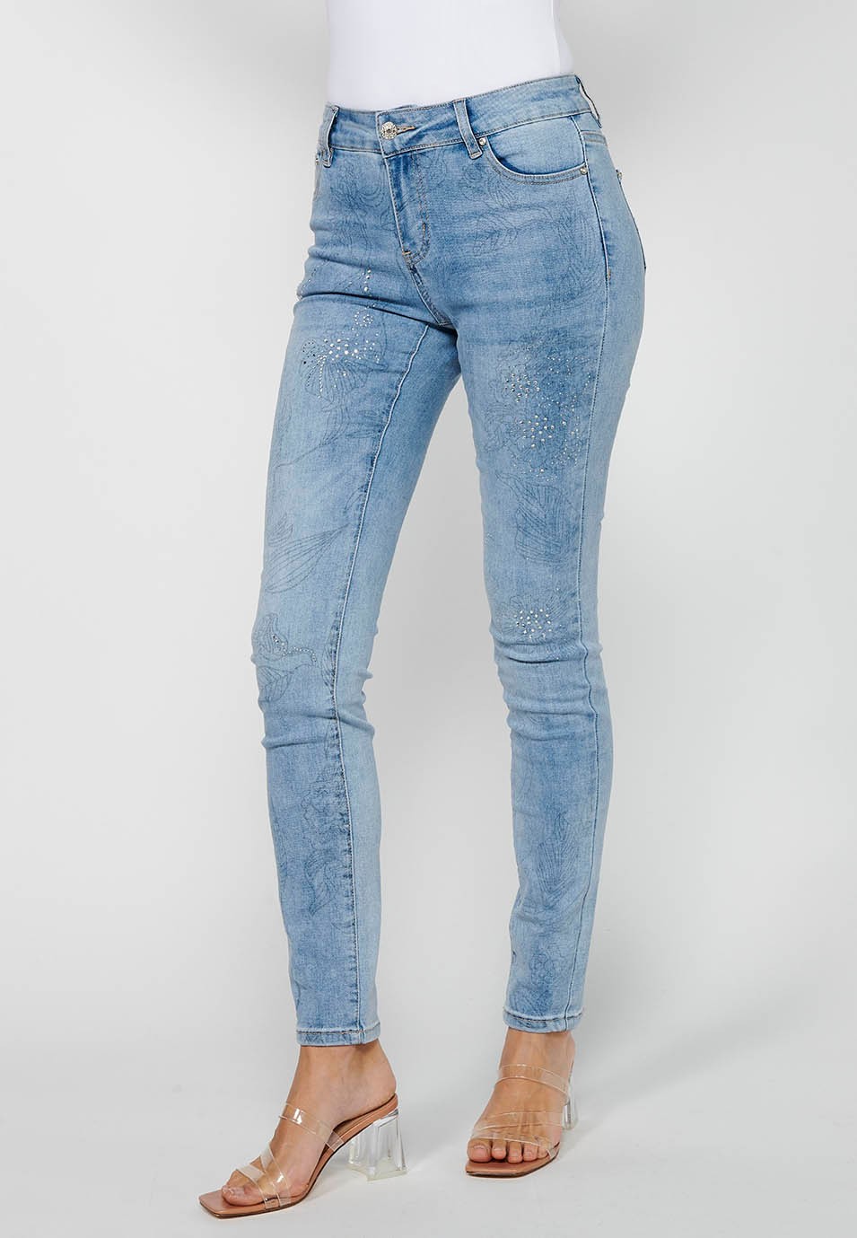 Lange, schmale Jeanshose mit floralen Details und Frontverschluss mit Reißverschluss und Knopf in Hellblau für Damen 3