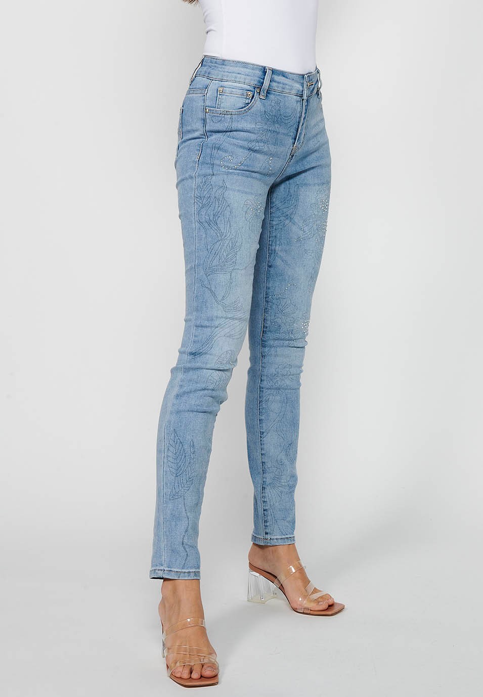 Lange, schmale Jeanshose mit floralen Details und Frontverschluss mit Reißverschluss und Knopf in Hellblau für Damen 4
