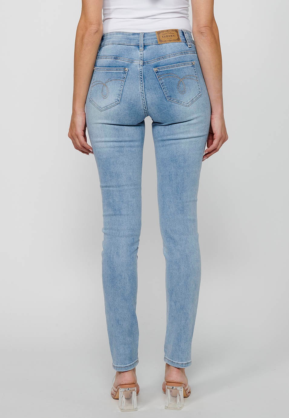 Lange, schmale Jeanshose mit floralen Details und Frontverschluss mit Reißverschluss und Knopf in Hellblau für Damen 8