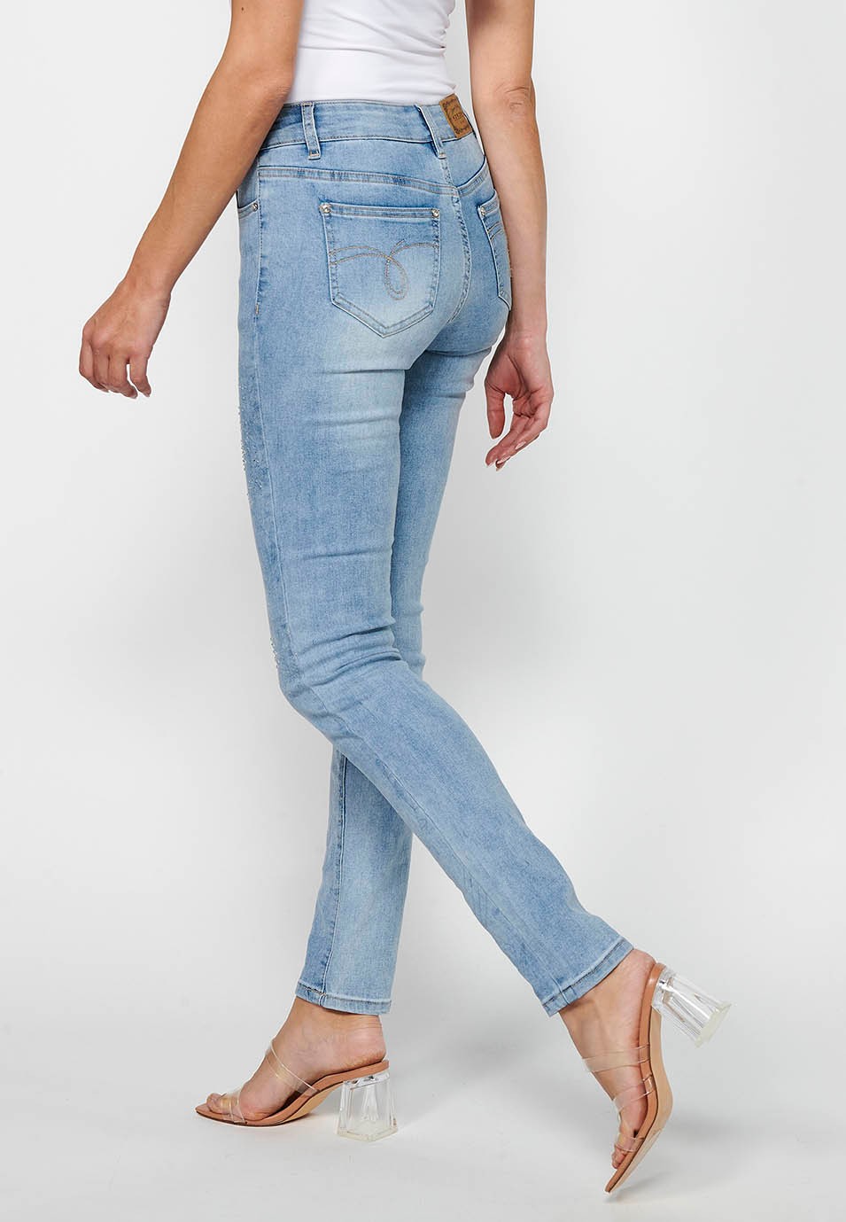 Lange, schmale Jeanshose mit floralen Details und Frontverschluss mit Reißverschluss und Knopf in Hellblau für Damen 5
