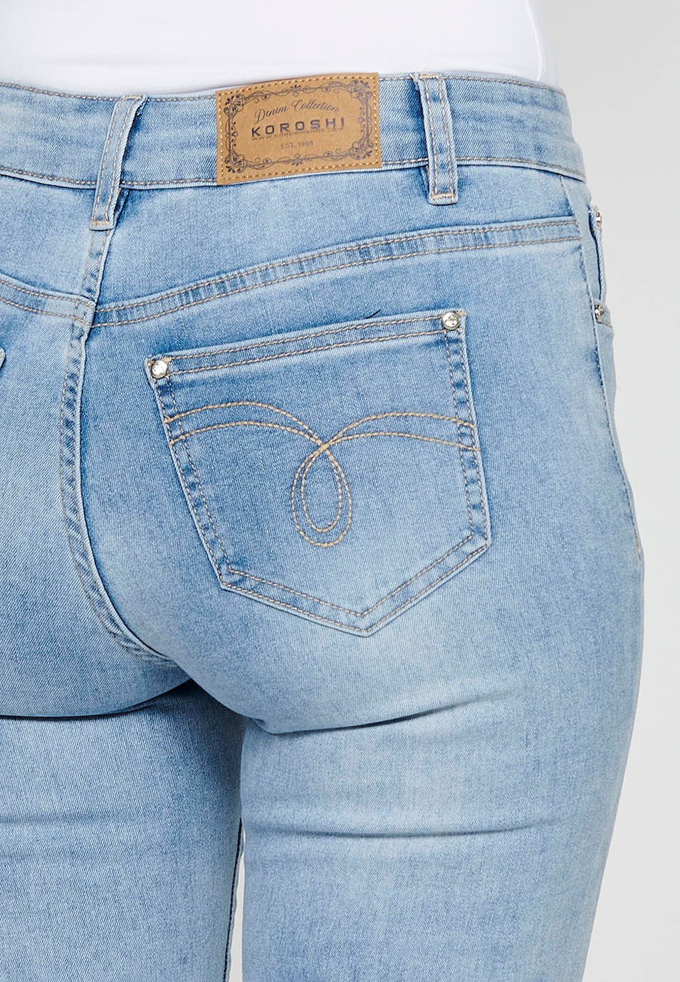 Lange, schmale Jeanshose mit floralen Details und Frontverschluss mit Reißverschluss und Knopf in Hellblau für Damen 10