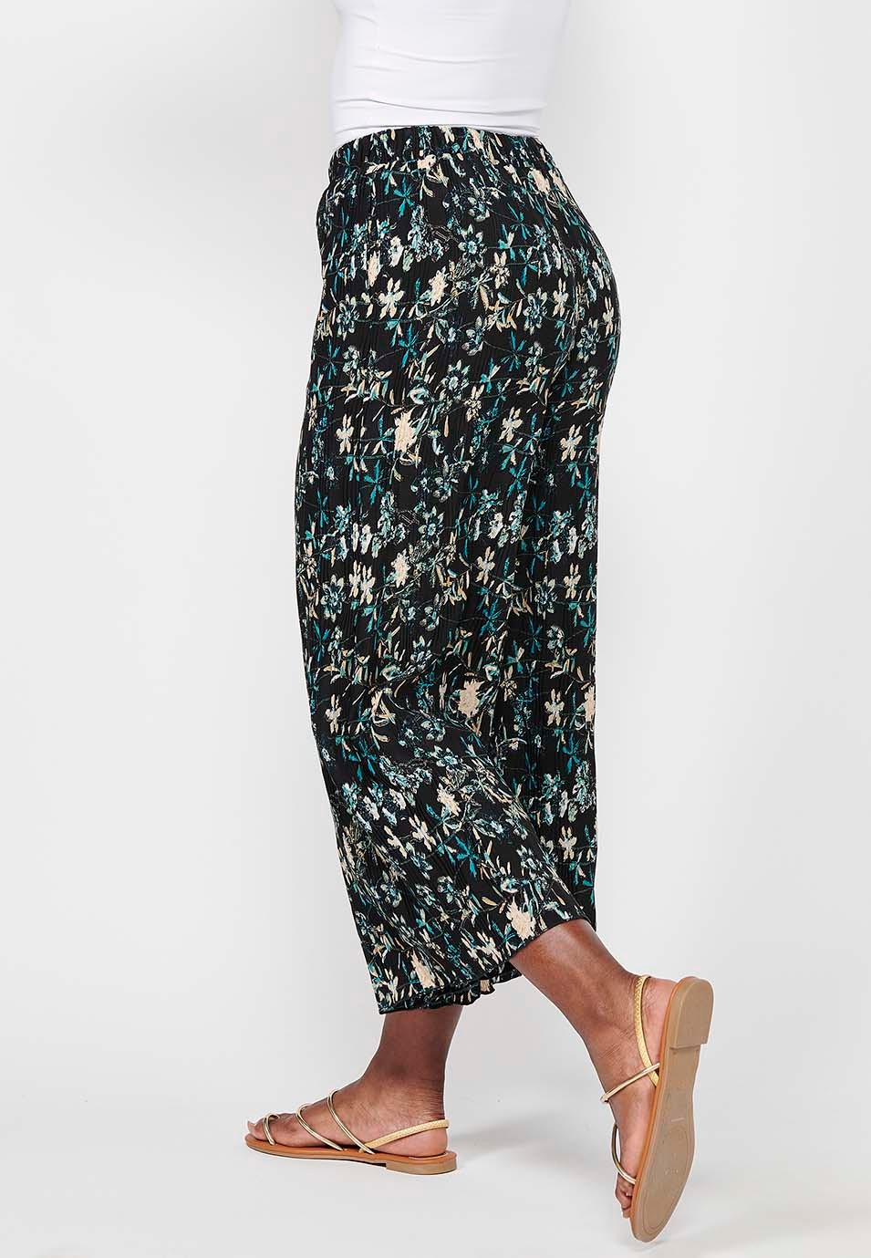 Damenhose mit mehrfarbigem Blumendruck, gummierter Taille und langem, weitem Bein