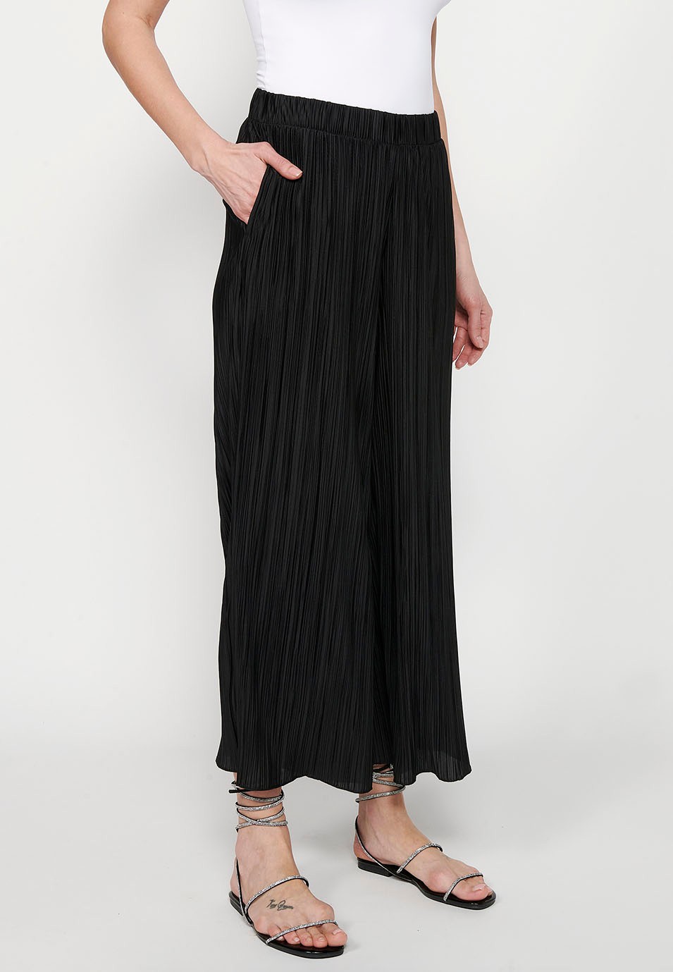 Pantalón largo ligero, cintura engomada, tela plisada color negro para mujer