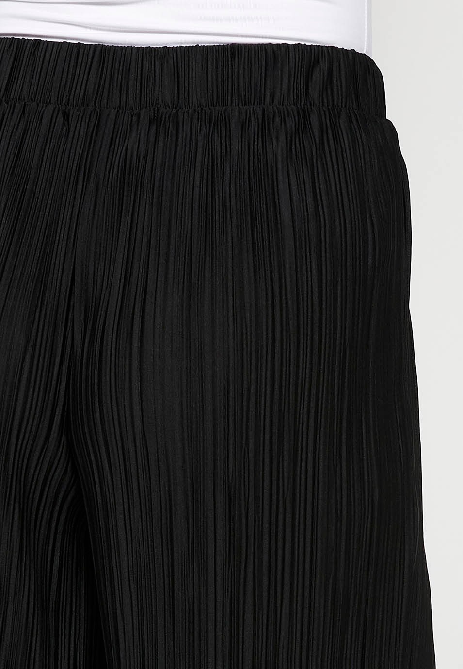Pantalón largo ligero, cintura engomada, tela plisada color negro para mujer