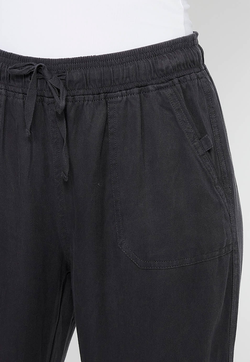 Pantalón largo jogger con Acabado rizado y Cintura engomada con Cuatro bolsillos, dos traseros con solapa de Color Negro para Mujer 5