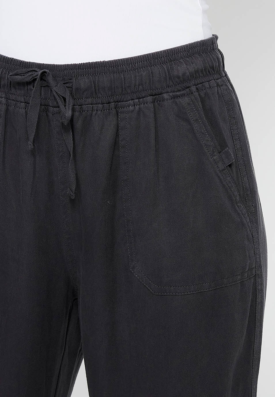 Pantalón largo jogger con acabado rizado y cintura engomada con cuatro bolsillos, dos traseros con solapa de color negro para mujer | Moda Actual 5