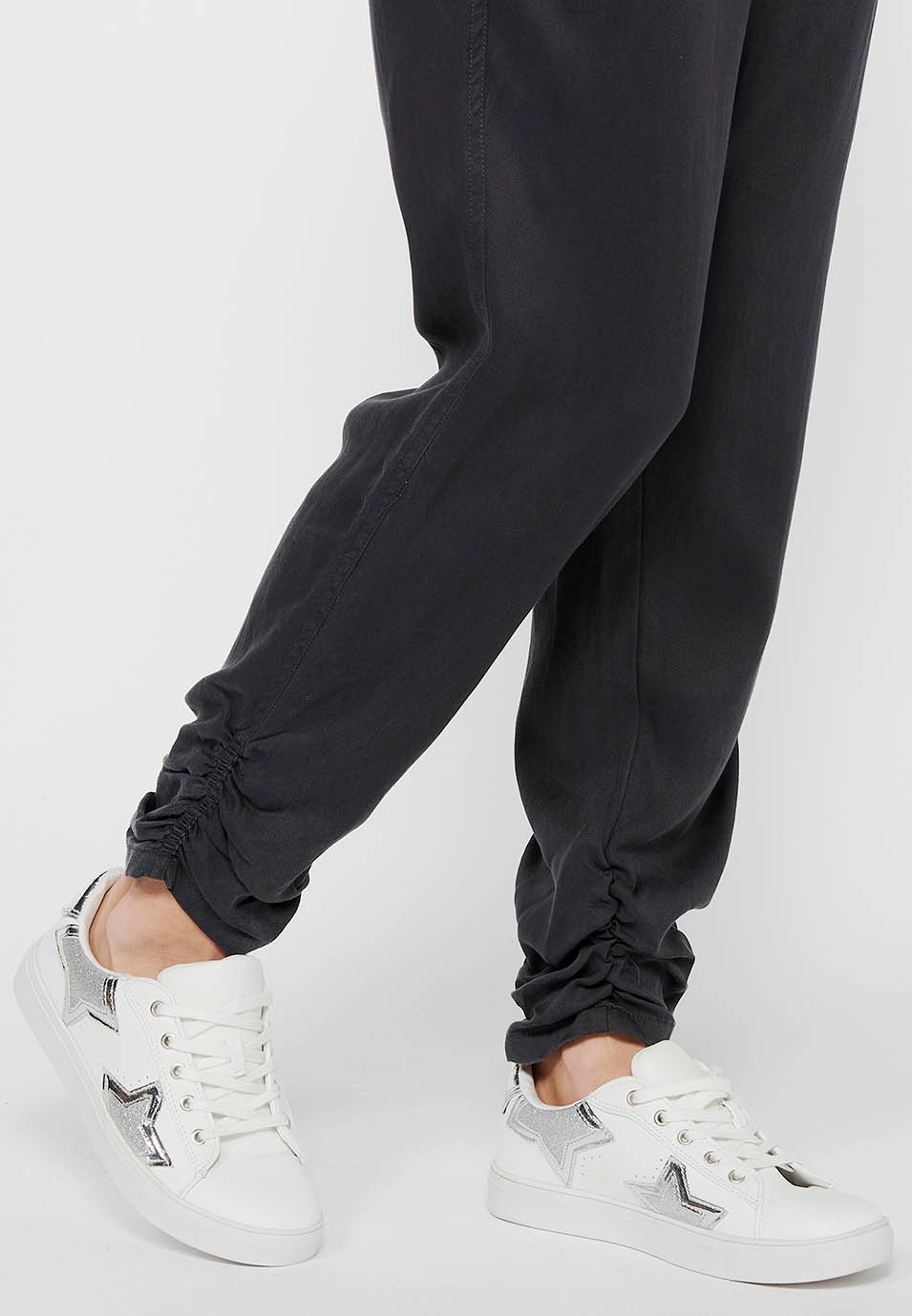 Pantalón largo jogger con Acabado rizado y Cintura engomada con Cuatro bolsillos, dos traseros con solapa de Color Negro para Mujer 9