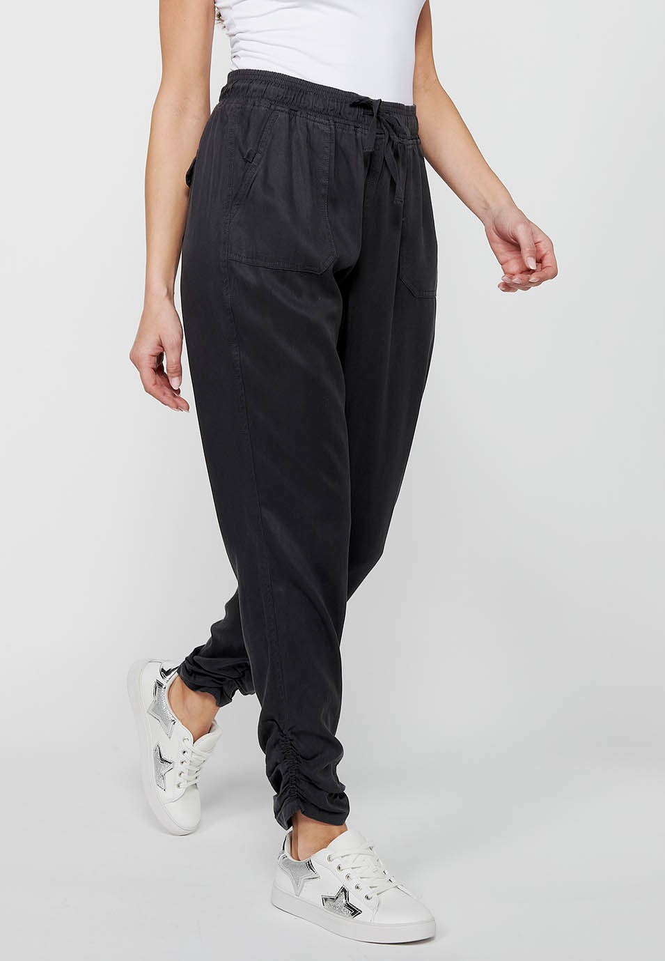 Pantalón largo jogger con Acabado rizado y Cintura engomada con Cuatro bolsillos, dos traseros con solapa de Color Negro para Mujer 3
