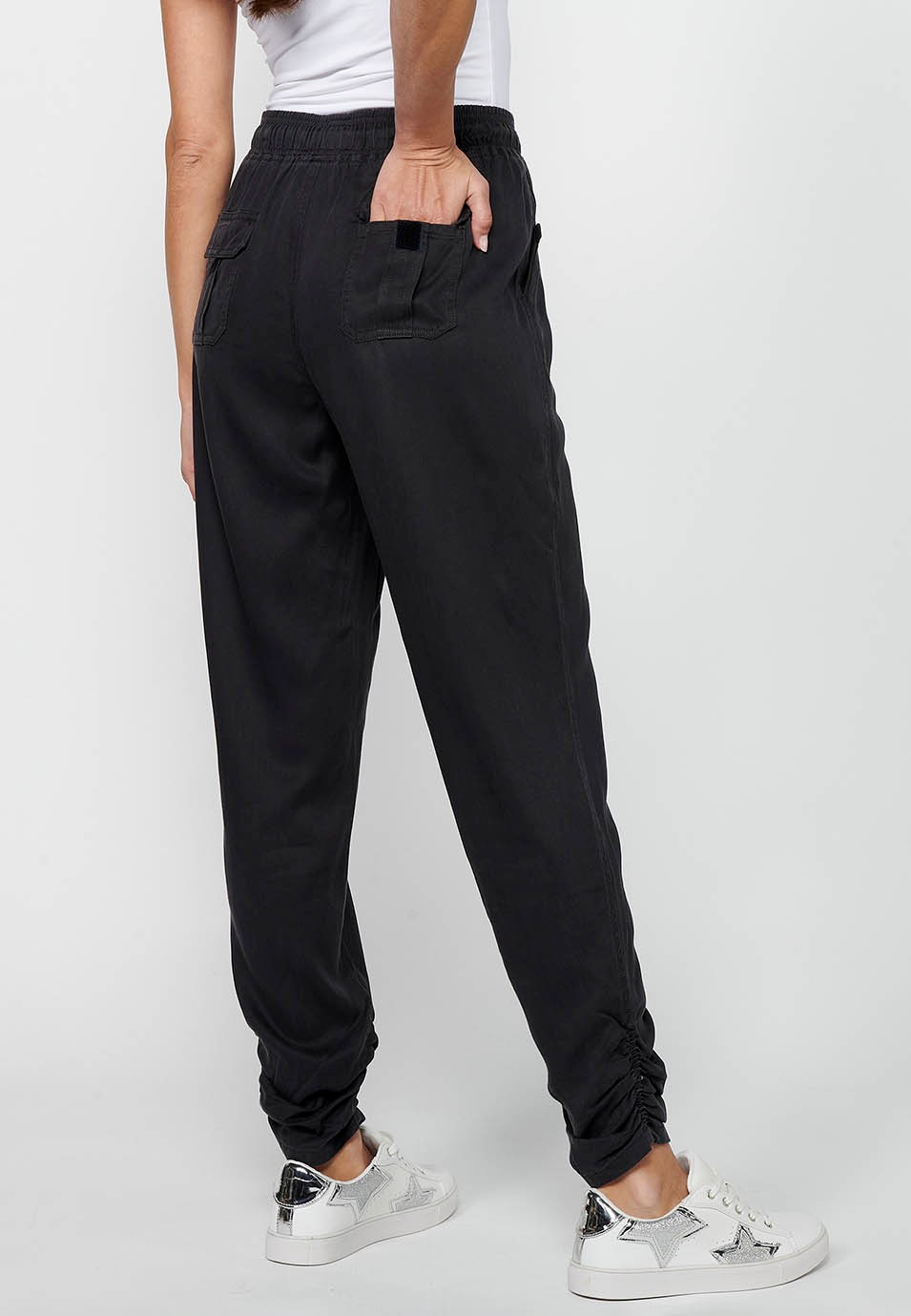 Pantalón largo jogger con Acabado rizado y Cintura engomada con Cuatro bolsillos, dos traseros con solapa de Color Negro para Mujer 1