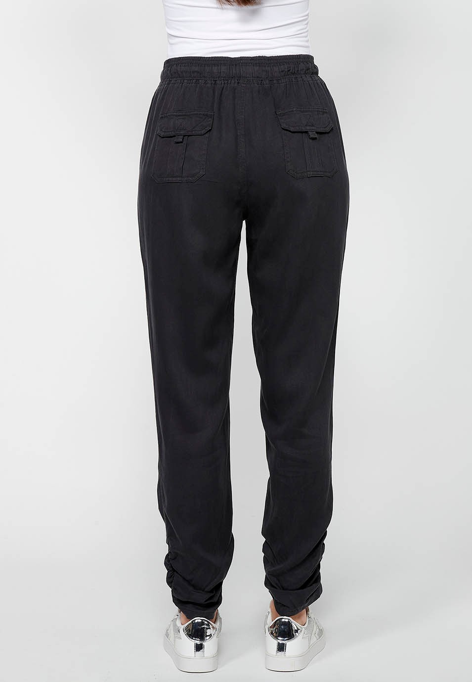 Pantalón largo jogger con Acabado rizado y Cintura engomada con Cuatro bolsillos, dos traseros con solapa de Color Negro para Mujer 6