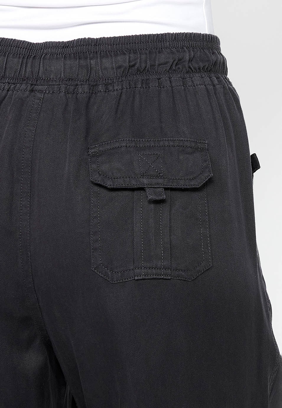 Pantalon de jogging long finition bouclée et taille caoutchoutée avec quatre poches dont deux à l'arrière avec rabat en Noir pour Femme 10