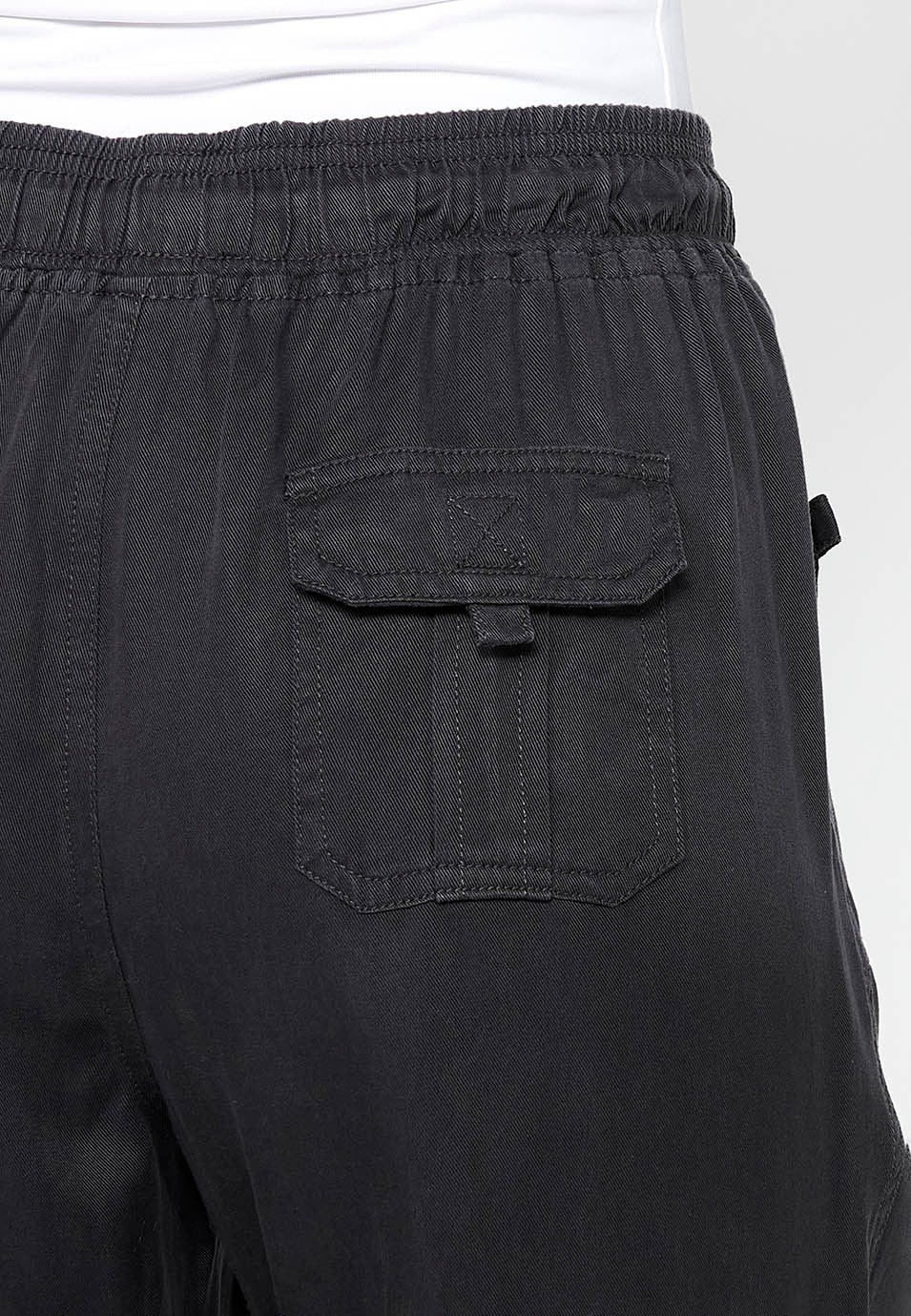 Pantalón largo jogger con acabado rizado y cintura engomada con cuatro bolsillos, dos traseros con solapa de color negro para mujer | Moda Actual 10
