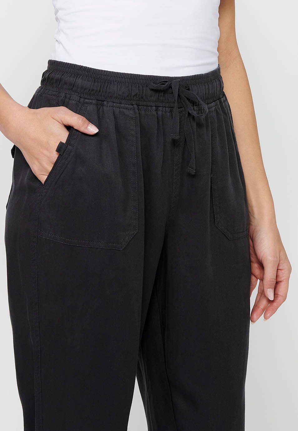 Pantalón largo jogger con acabado rizado y cintura engomada con cuatro bolsillos, dos traseros con solapa de color negro para mujer | Moda Actual 7