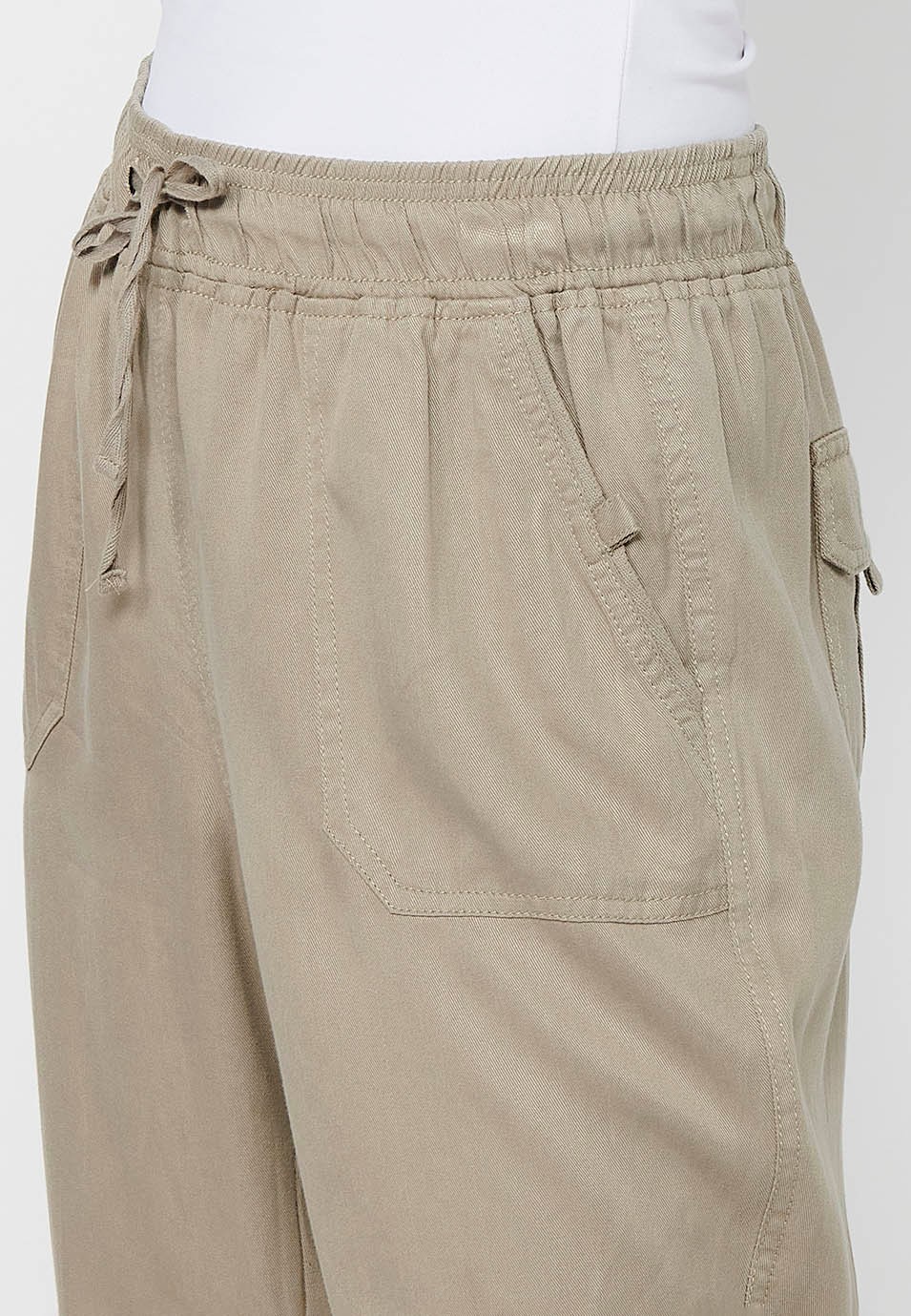 Pantalon de jogging long finition bouclée et taille caoutchoutée avec quatre poches, deux poches arrière à rabat en Gris pour Femme 6