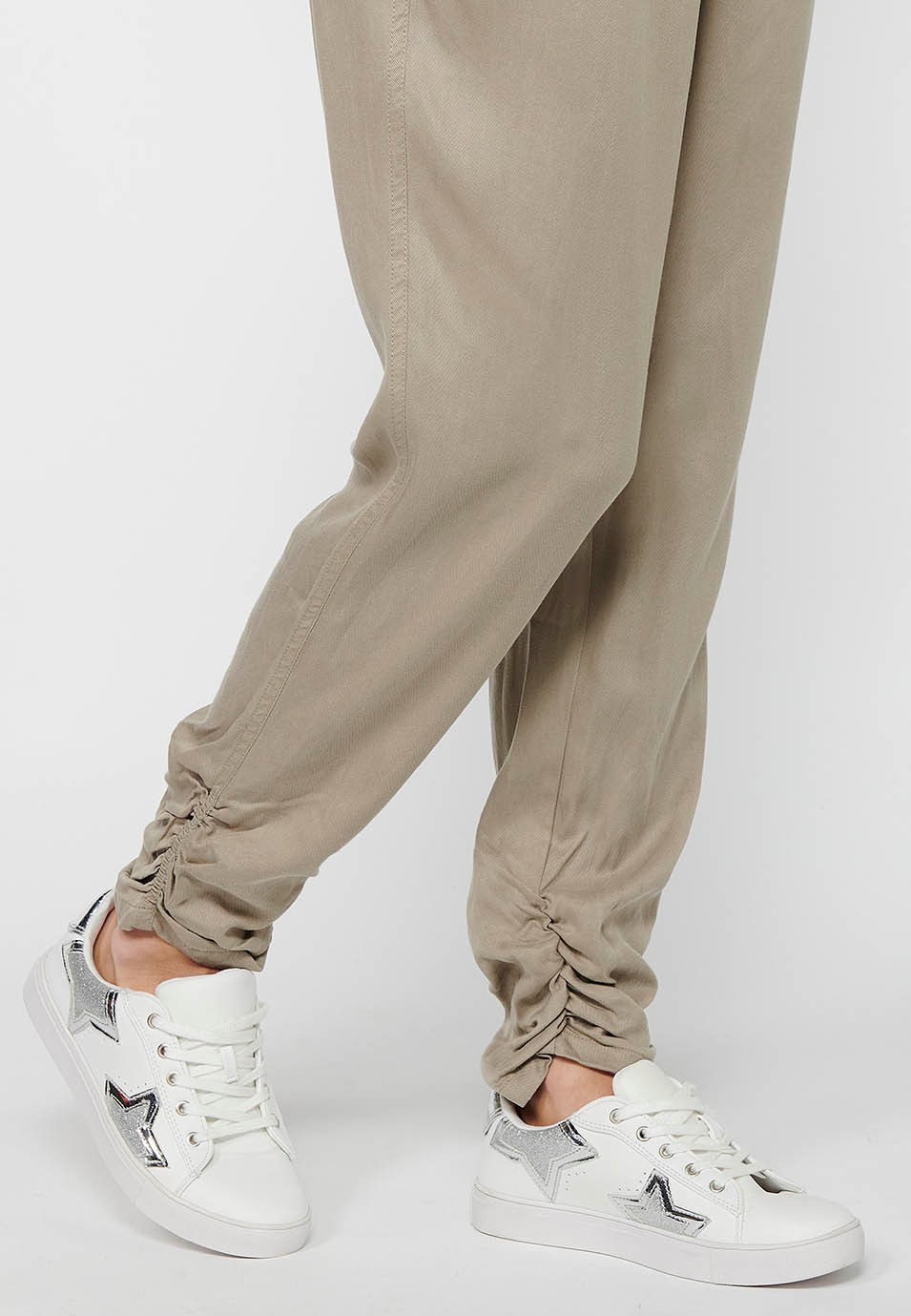 Pantalons llargs jogger amb Acabat arrissat i Cintura engomada amb Quatre butxaques, dos del darrere amb solapa de Color Gris per a Dona 7