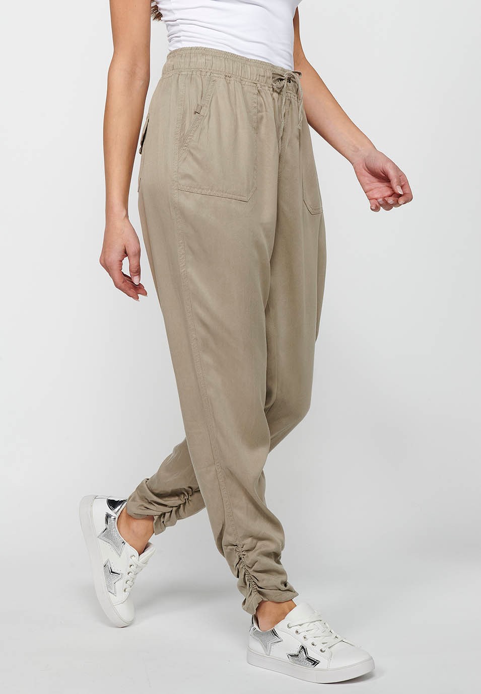 Pantalón largo jogger con Acabado rizado y Cintura engomada con Cuatro bolsillos, dos traseros con solapa de Color Gris para Mujer 3