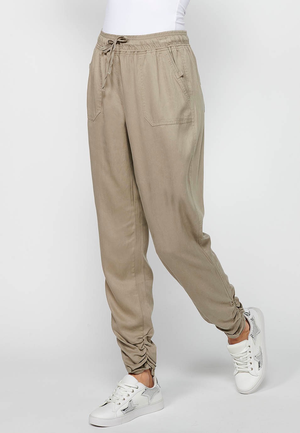 Lange Jogginghose mit gewelltem Finish und gummiertem Bund mit vier Taschen, zwei Gesäßtaschen mit Patte in Grau für Damen 1