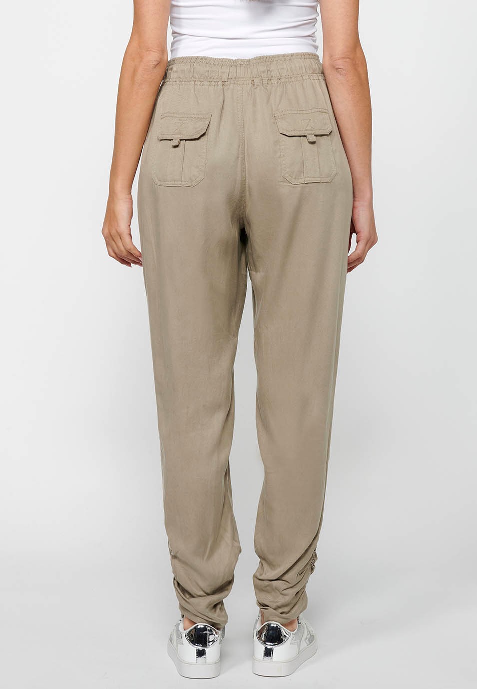 Pantalón largo jogger con Acabado rizado y Cintura engomada con Cuatro bolsillos, dos traseros con solapa de Color Gris para Mujer 4