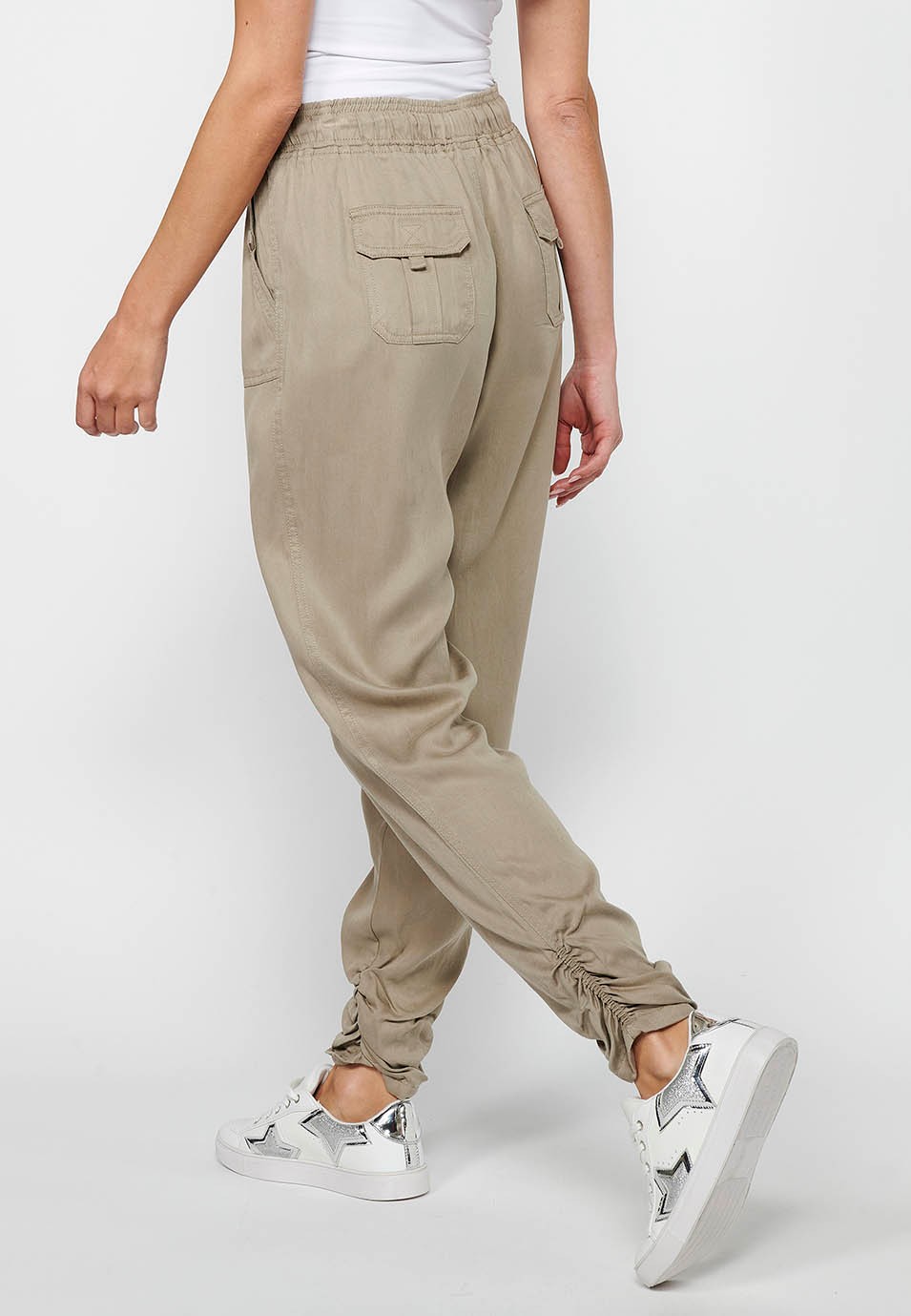 Pantalón largo jogger con Acabado rizado y Cintura engomada con Cuatro bolsillos, dos traseros con solapa de Color Gris para Mujer 8