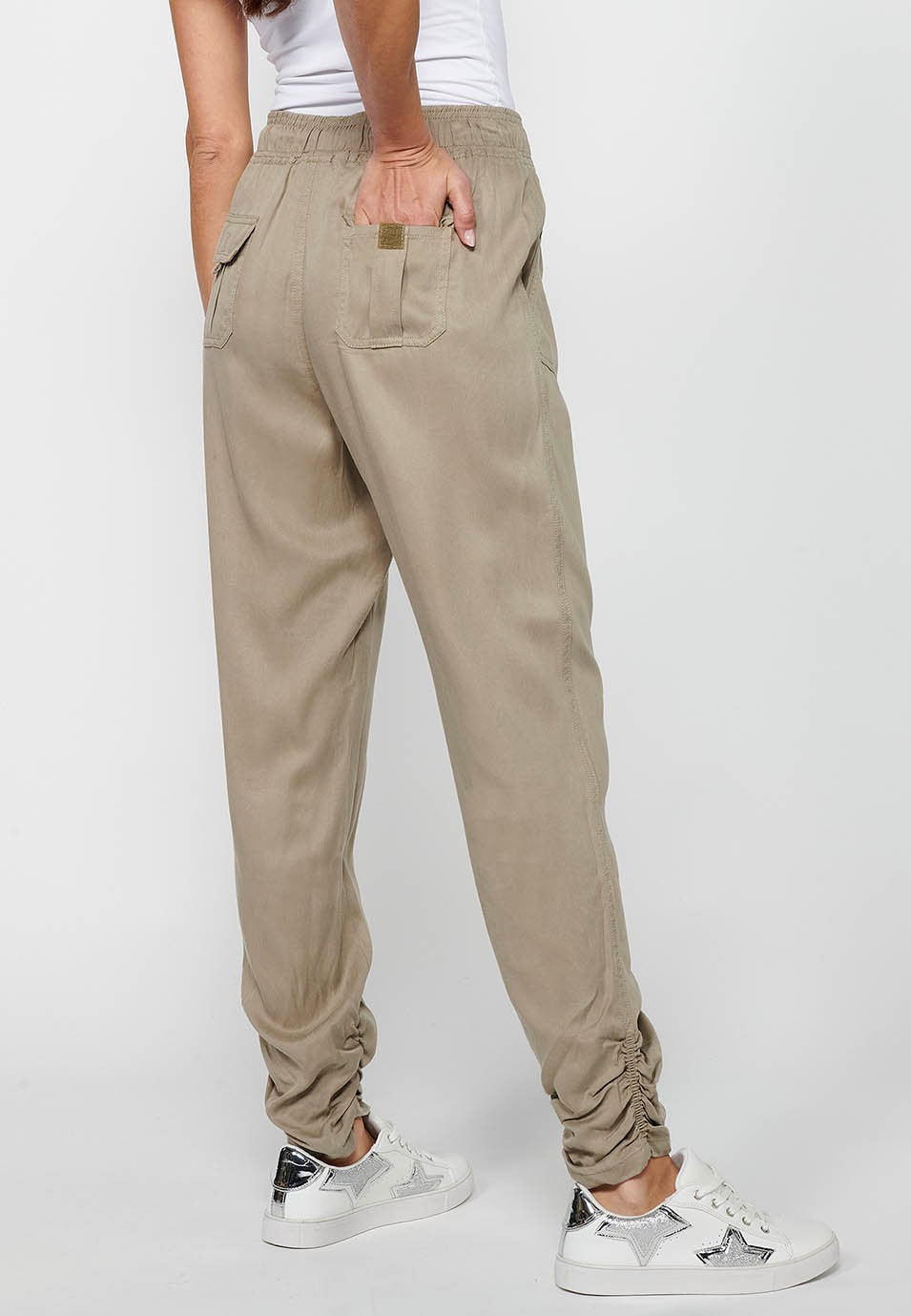Pantalón largo jogger con Acabado rizado y Cintura engomada con Cuatro bolsillos, dos traseros con solapa de Color Gris para Mujer 5