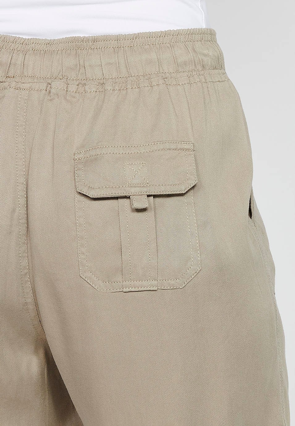 Pantalón largo jogger con Acabado rizado y Cintura engomada con Cuatro bolsillos, dos traseros con solapa de Color Gris para Mujer 10