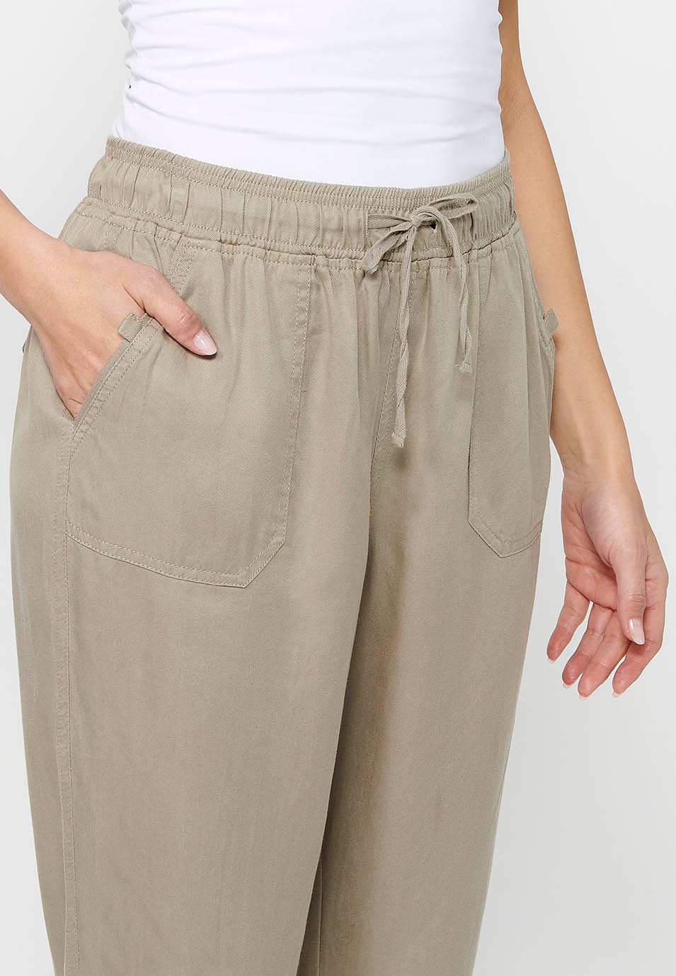 Pantalon de jogging long finition bouclée et taille caoutchoutée avec quatre poches, deux poches arrière à rabat en Gris pour Femme 9