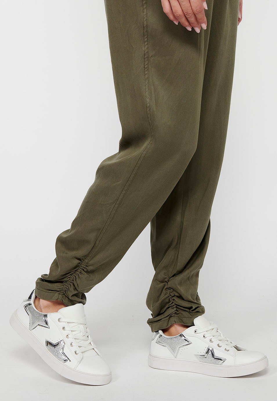 Pantalón largo jogger con Acabado rizado y Cintura engomada con Cuatro bolsillos, dos traseros con solapa de Color Kaki para Mujer 8