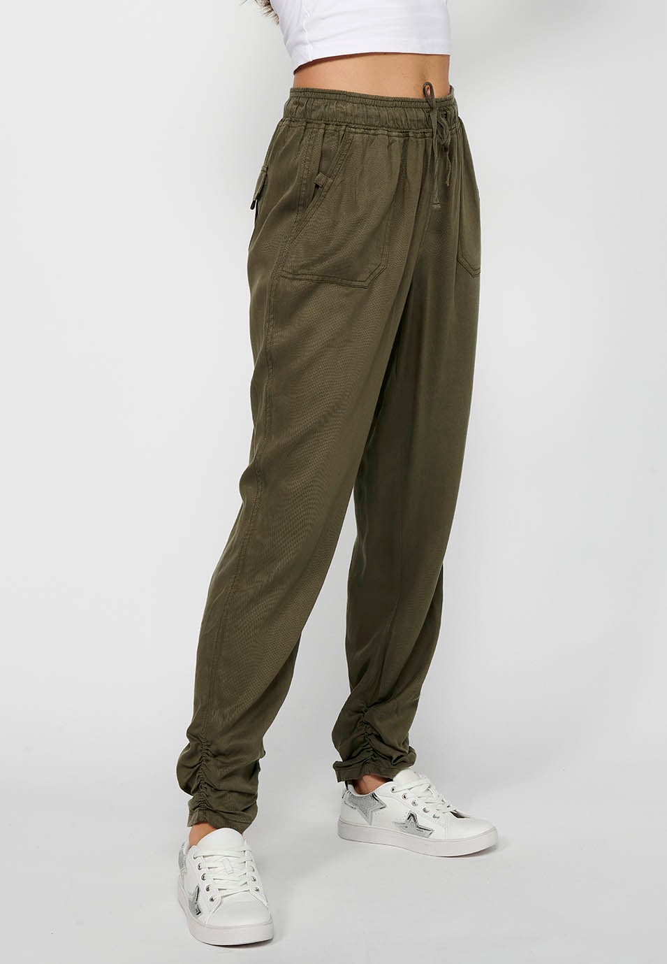 Pantalón largo jogger con Acabado rizado y Cintura engomada con Cuatro bolsillos, dos traseros con solapa de Color Kaki para Mujer 3