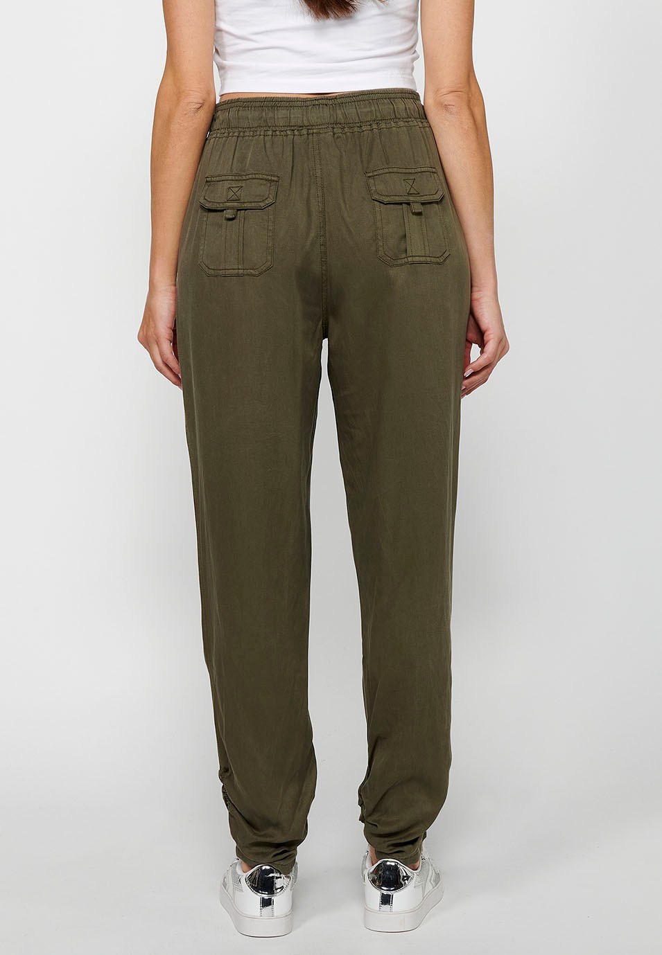 Pantalon de jogging long avec finition bouclée et taille caoutchoutée avec quatre poches, deux poches arrière à rabat de couleur Kaki pour femme 4