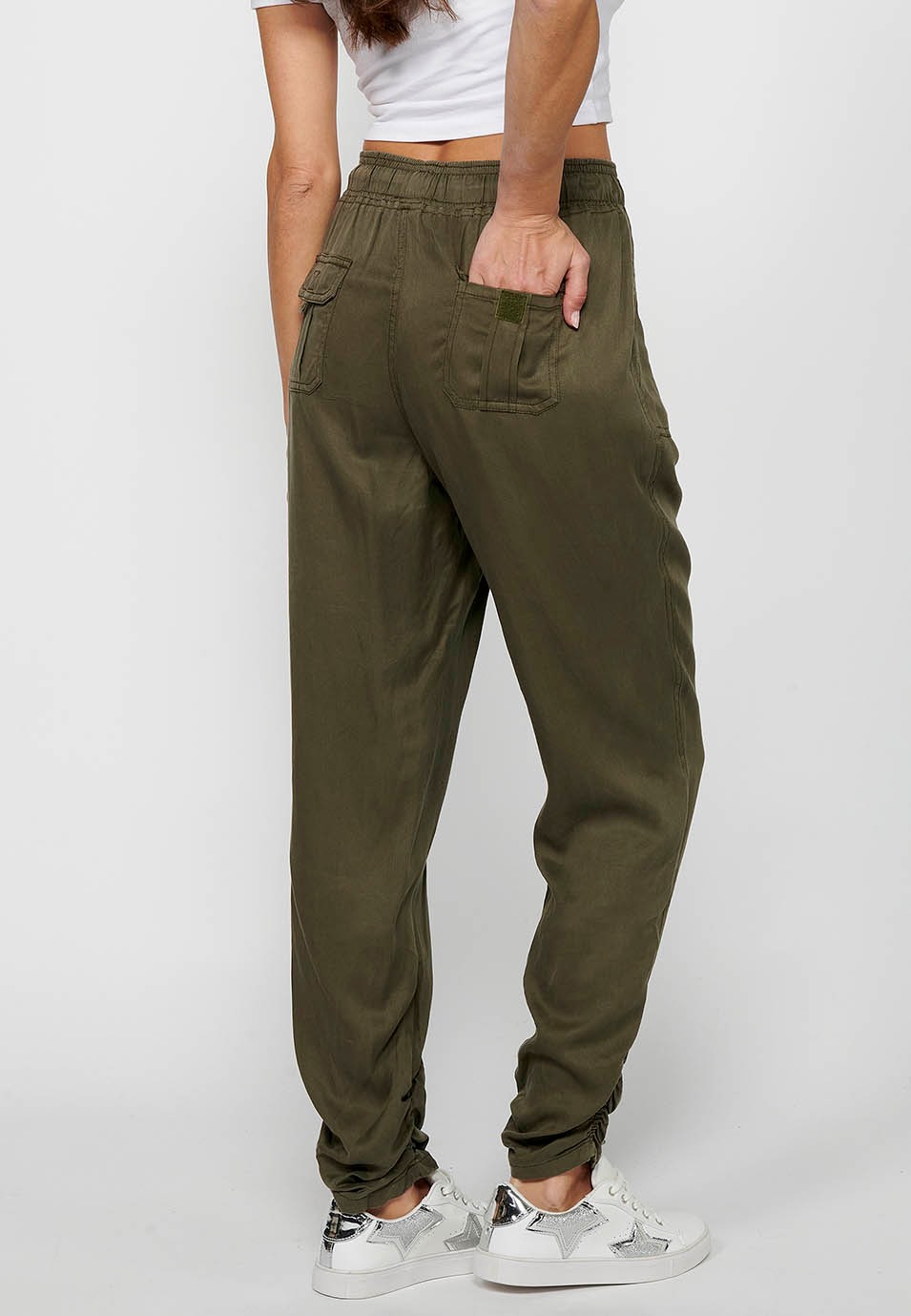 Pantalón largo jogger con Acabado rizado y Cintura engomada con Cuatro bolsillos, dos traseros con solapa de Color Kaki para Mujer 5