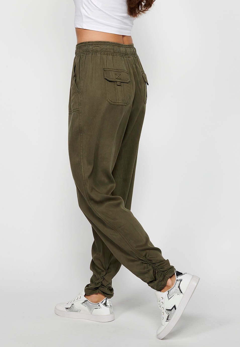 Pantalon de jogging long avec finition bouclée et taille caoutchoutée avec quatre poches, deux poches arrière à rabat de couleur Kaki pour femme 6