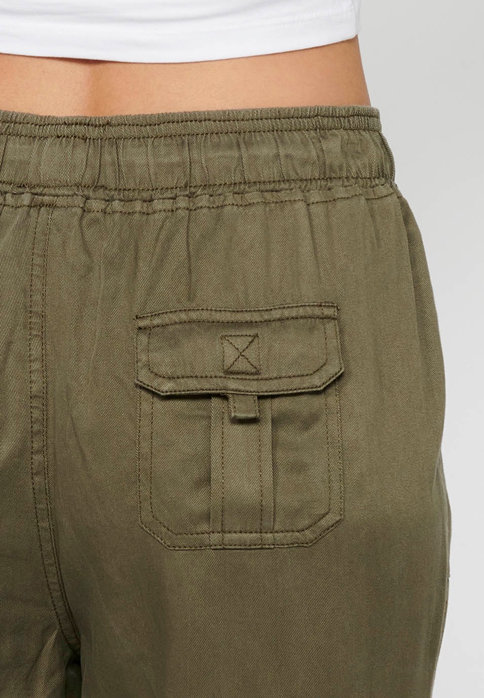 Pantalon de jogging long avec finition bouclée et taille caoutchoutée avec quatre poches, deux poches arrière à rabat de couleur Kaki pour femme 7