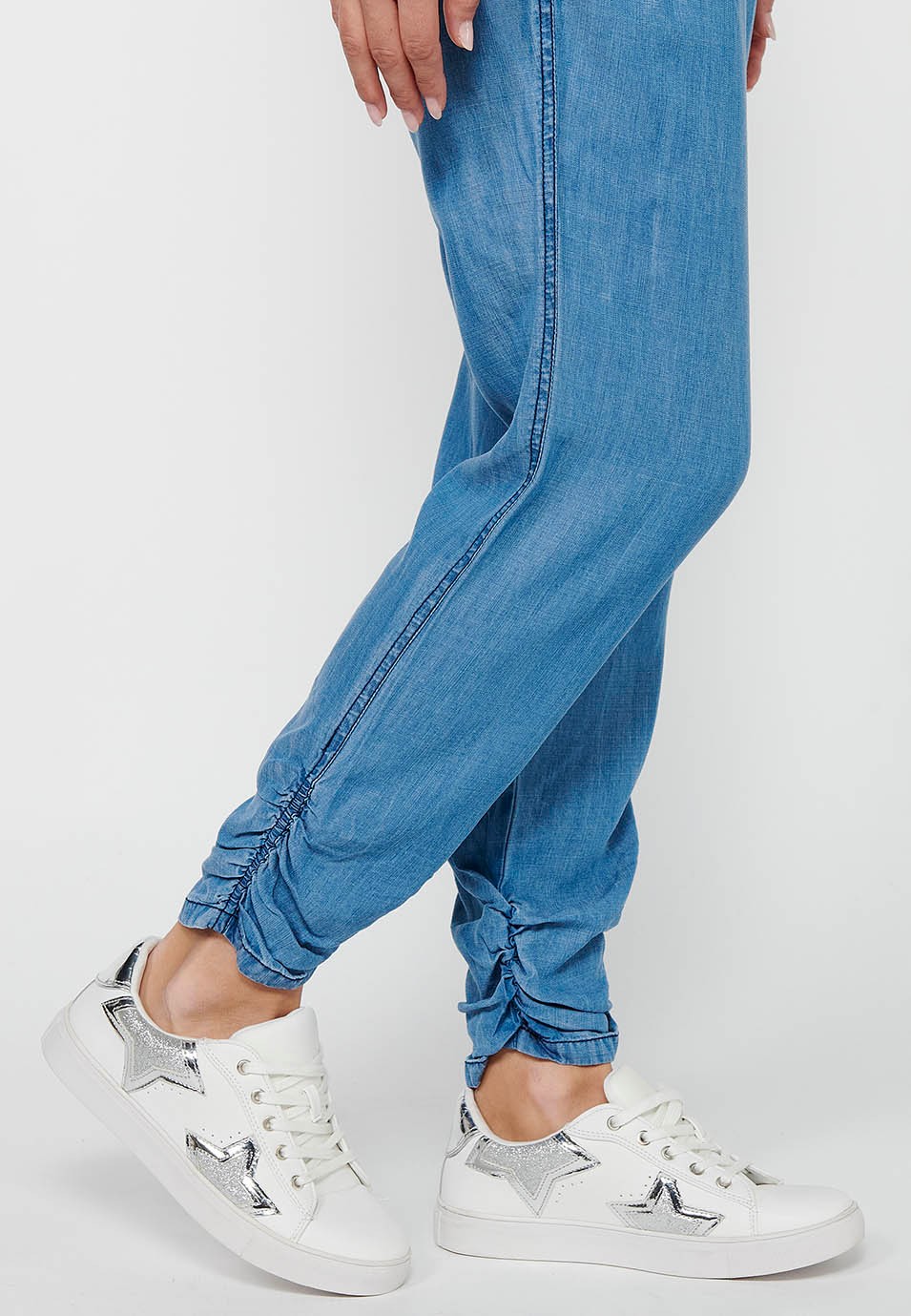 Pantalón largo jogger con acabado rizado y cintura engomada con cuatro bolsillos, dos traseros con solapa de color azul para mujer | Moda Actual 9