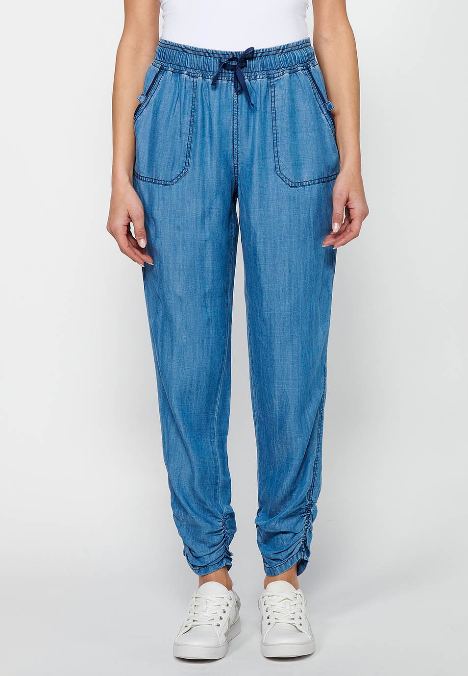 Pantalón largo jogger con acabado rizado y cintura engomada con cuatro bolsillos, dos traseros con solapa de color azul para mujer | Moda Actual 1