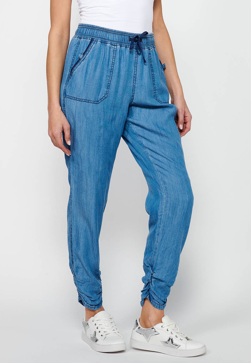 Pantalón largo jogger con acabado rizado y cintura engomada con cuatro bolsillos, dos traseros con solapa de color azul para mujer | Moda Actual 5