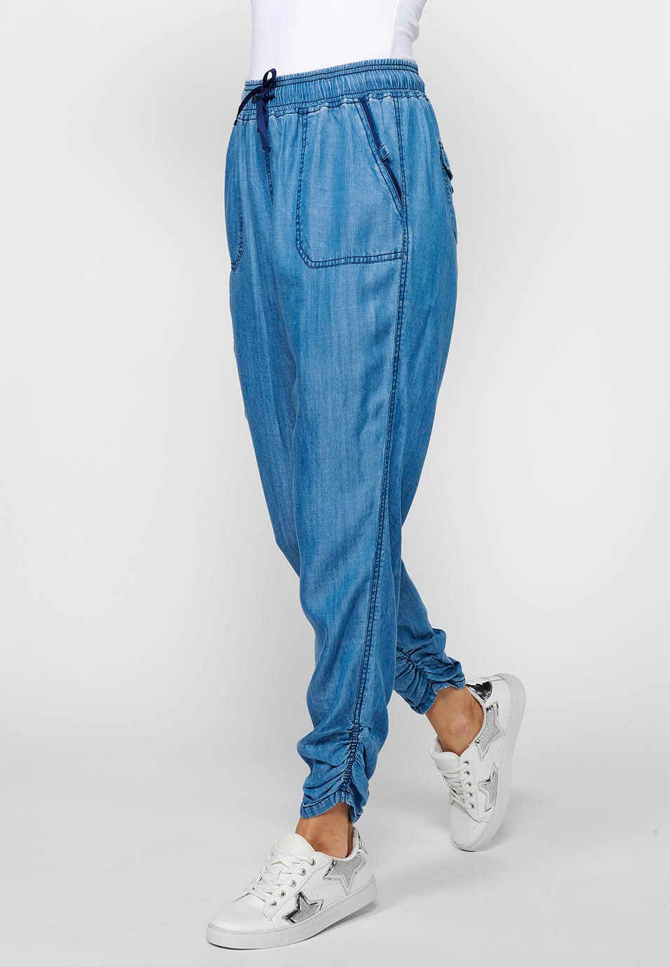 Pantalón largo jogger con Acabado rizado y Cintura engomada con Cuatro bolsillos, dos traseros con solapa de Color Azul para Mujer 4