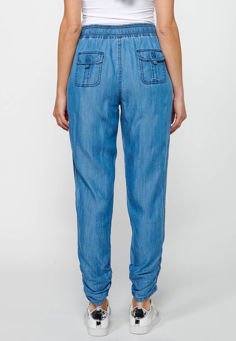 Pantalon de jogging long finition bouclée et taille caoutchoutée avec quatre poches dont deux à l'arrière avec rabat en Bleu pour Femme 2