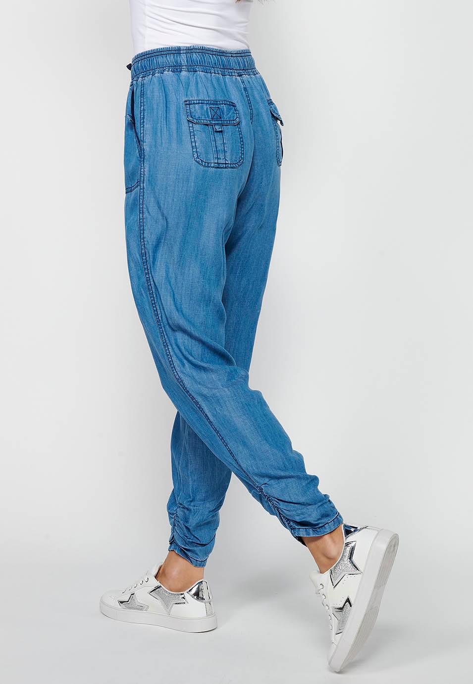 Pantalón largo jogger con acabado rizado y cintura engomada con cuatro bolsillos, dos traseros con solapa de color azul para mujer | Moda Actual 6