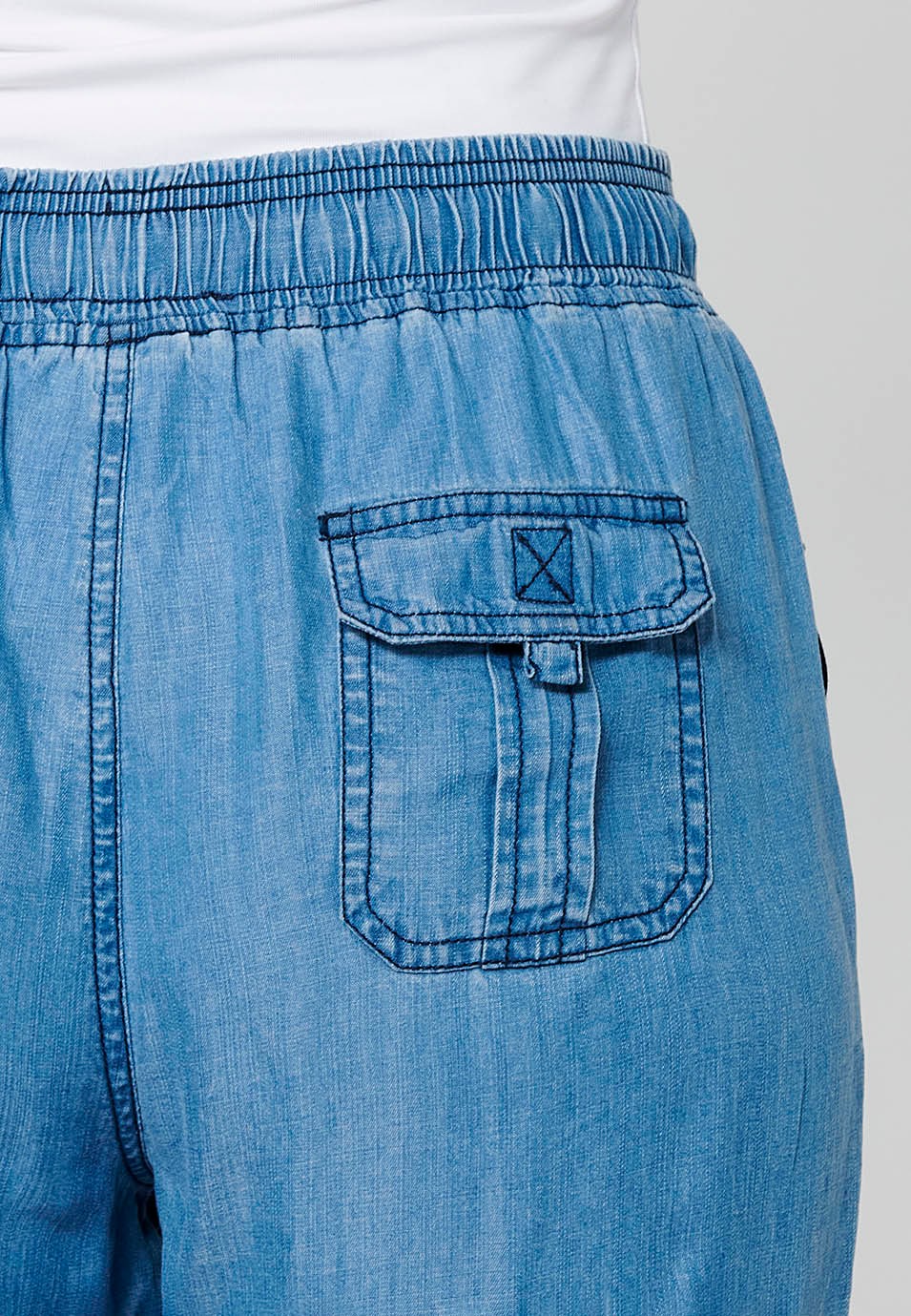 Pantalón largo jogger con acabado rizado y cintura engomada con cuatro bolsillos, dos traseros con solapa de color azul para mujer | Moda Actual 7