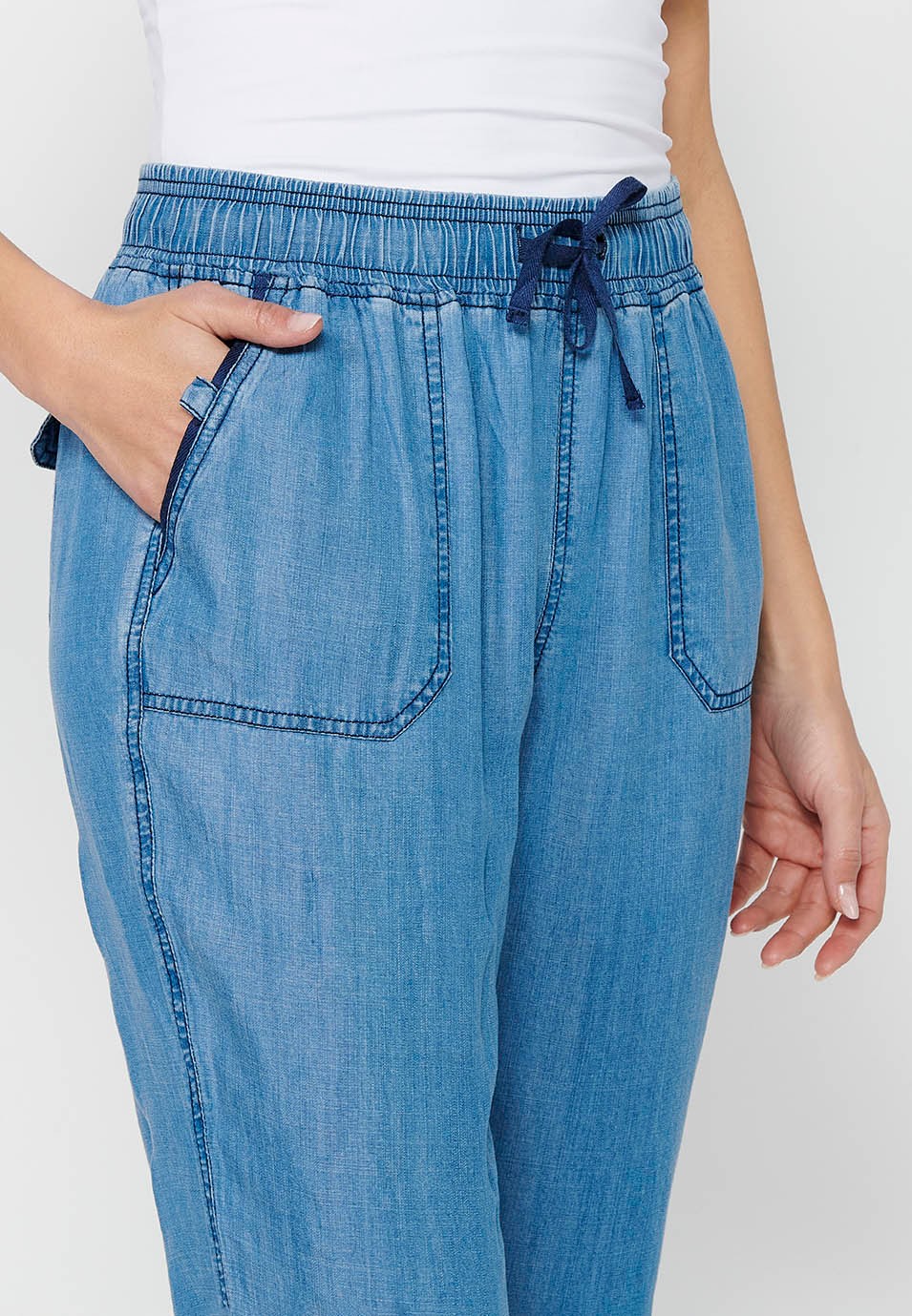 Pantalón largo jogger con acabado rizado y cintura engomada con cuatro bolsillos, dos traseros con solapa de color azul para mujer | Moda Actual 8