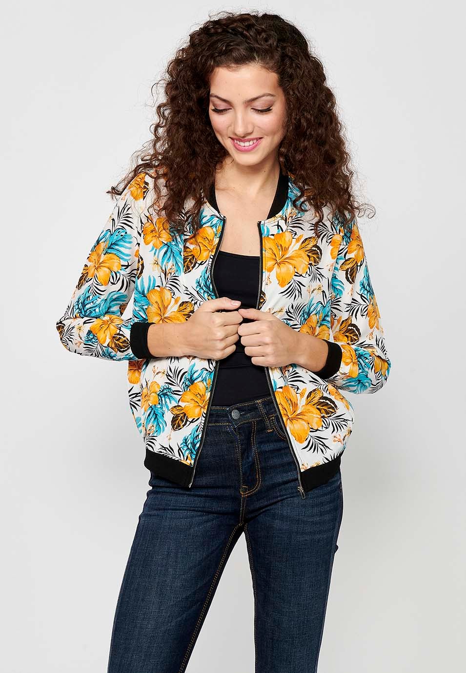Long-sleeved sweatshirt jacket with ribbed finishes and floral print with front zipper closure. Composition 100% Polyester. White Color for Women from the Koröshi brand 6