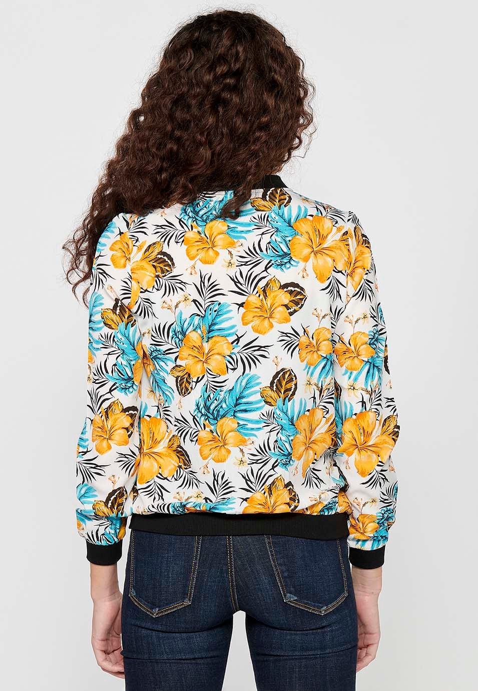 Langarm-Sweatjacke mit gerippten Abschlüssen und Blumendruck mit Reißverschluss vorne. Zusammensetzung 100 % Polyester. Weiße Farbe für Damen der Marke Koröshi 2